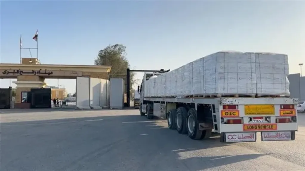 الهلال الأحمر المصري يدفع بـ10.5 طن مساعدات إنسانية عبر قافلة «زاد العزة» إلى غزة