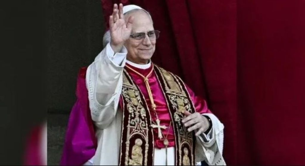 طائرة بابا الفاتيكان تصل إلى مطار بيروت في زيارته التاريخية للبنان