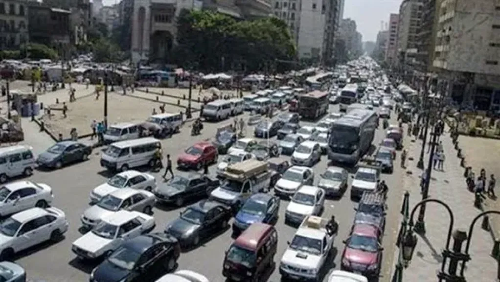 كثافات مرورية متحركة بشوارع القاهرة والجيزة