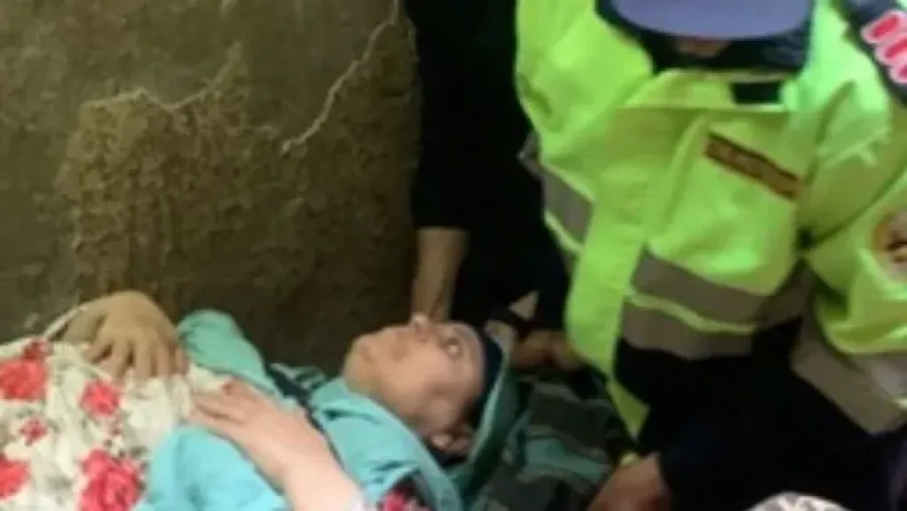 استجابة فورية.. أمن القاهرة ينقل سيدة مريضة إلى المستشفى | صور