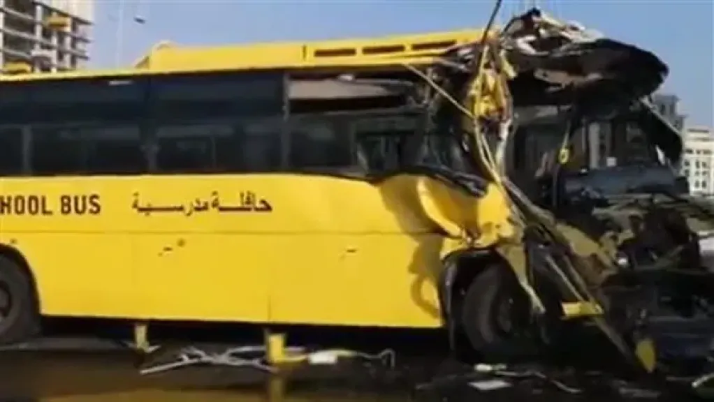 حادث تصادم مروّع بعد دخول تريلا داخل محطة الأتوبيس الترددي