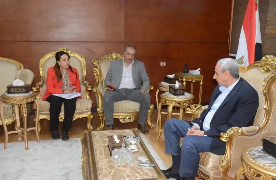 محافظ الغربية يناقش إجراءات تشغيل مرفقي النقل الداخلي بطنطا والمحلة