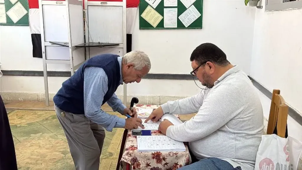 مشاركة كبار السن في لجان انتخابات الإعادة بدائرة الرمل في الإسكندرية