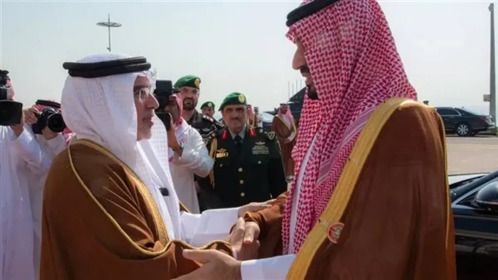 ولي العهد السعودي يصل البحرين للمشاركة في القمة الخليجية
