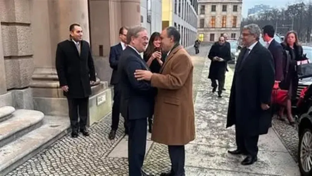 وزير الخارجية يلتقي رئيس لجنة العلاقات الخارجية بالبرلمان الألماني