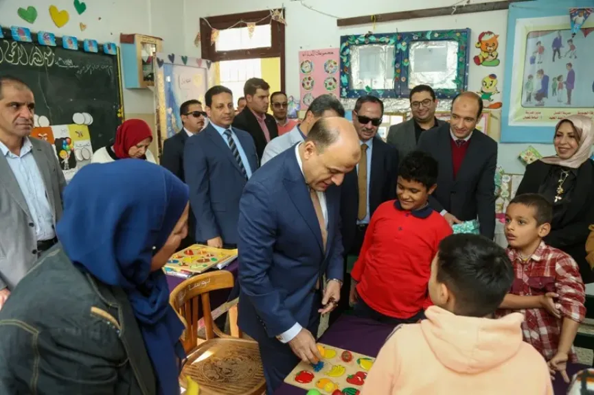 محافظ كفرالشيخ يتفقد مدارس التربية الخاصة ويوزع هدايا على طلابها