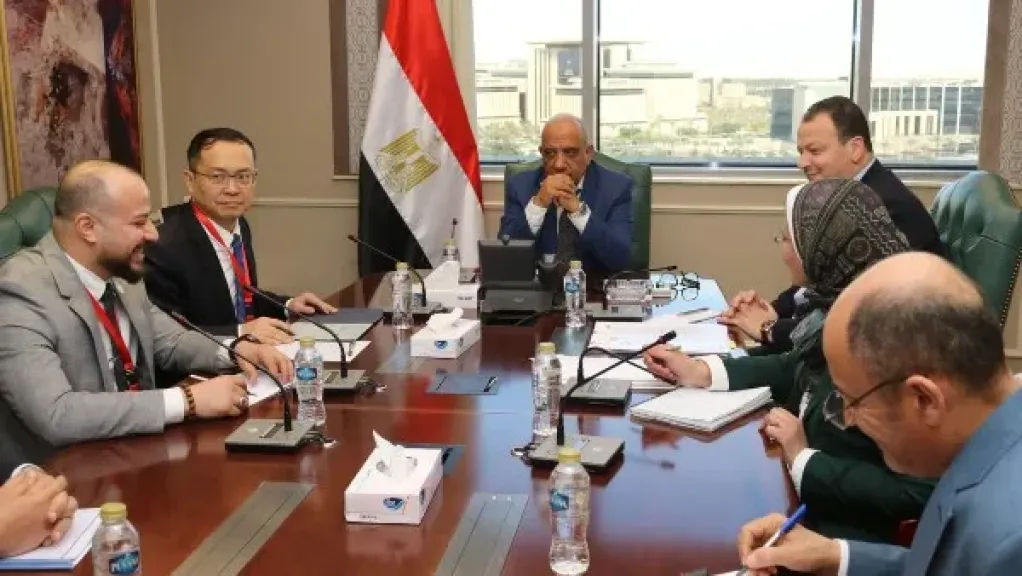 وزير الكهرباء يبحث مع شركة صينية إنشاء خطوط إنتاج جديدة وتوطين صناعة المهمات