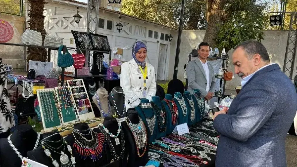 محافظ أسيوط يتفقد معرض الحرف اليدوية لدعم الأسر المنتجة | صور