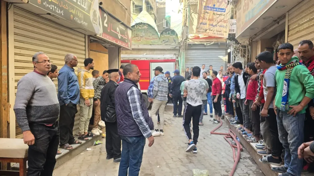 السيطرة على حريق داخل محل تجاري بالقيسارية في حي غرب سوهاج دون إصابات