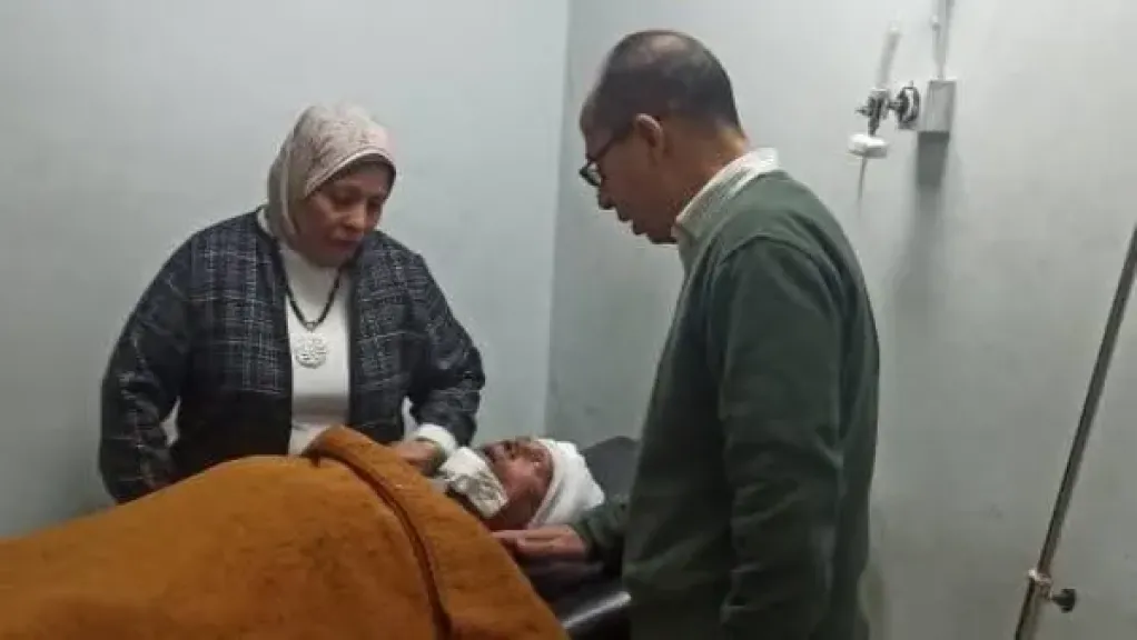 محافظ القليوبية يتابع حادث إصابة 8 عمال إثر انهيار شدة خشبية ببرج تحت الإنشاء ببنها