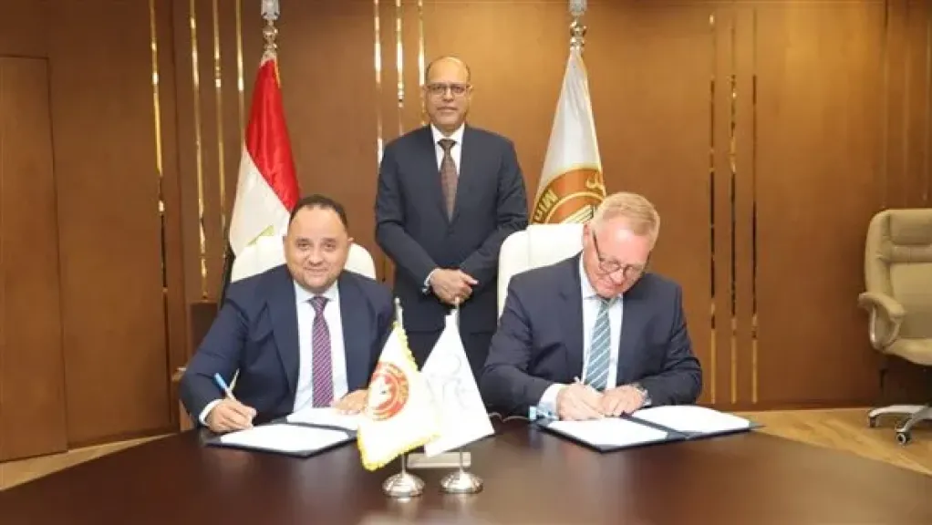 وزير العمل يشهد اتفاقية جماعية لحفظ حقوق 2075 عاملاً بشركة قناة السويس