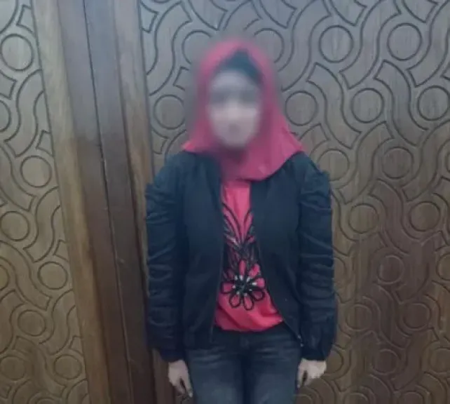 ضبط فتاة بالإسكندرية تستقطب الرجال عبر إعلان لممارسة الأعمال المنافية للآداب على صفحة بمواقع التواصل