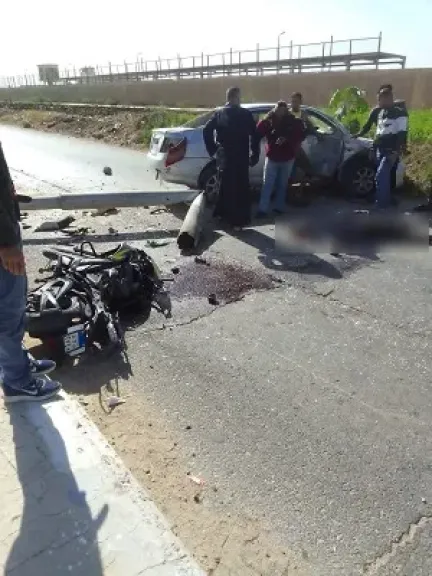 مصرع شاب إثر تصادم سيارة ملاكي بعمود إنارة مع الدراجة نارية بدائري المنيا الغربي