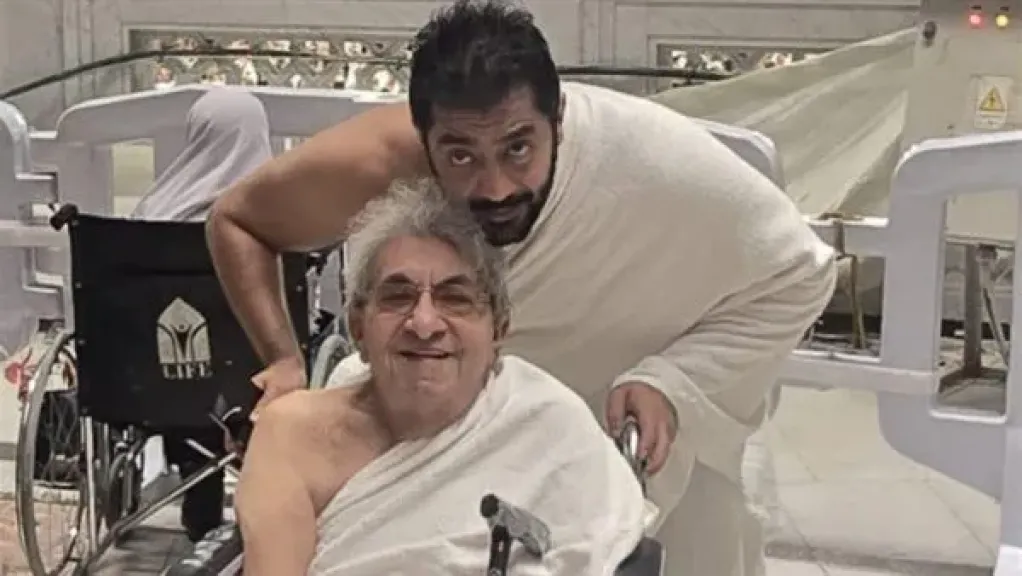 على كرسي متحرك.. أحمد فلوكس يرافق والده أثناء أداء مناسك العمرة