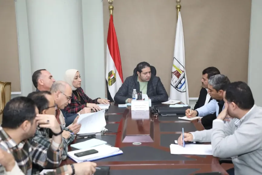 نائب محافظ بني سويف يعقد اجتماعا لمتابعة سير العمل بمشروع مجمع مواقف محور عدلي منصور