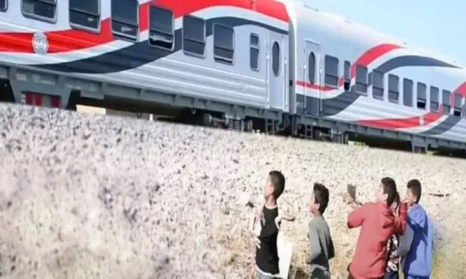 النقل تناشد المواطنين المشاركة في التوعية بمخاطر رشق الأطفال للقطارات بالحجارة