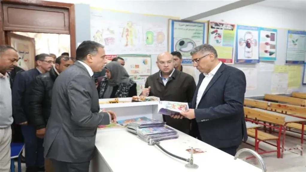 محافظ الجيزة يتابع انتظام العملية التعليمية بمدرسة أسكر الابتدائية في الصف