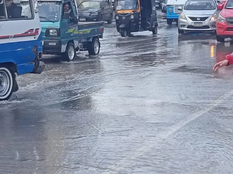 كثافات مرورية بسبب كسر ماسورة في حدائق القبة