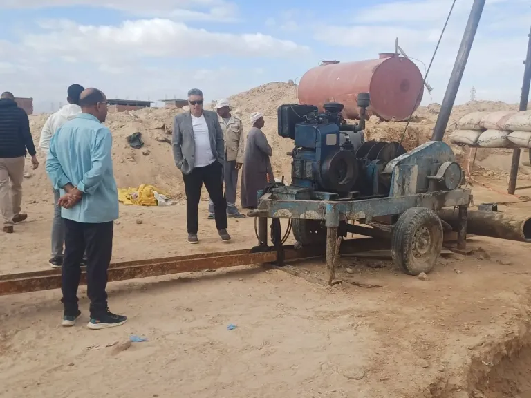 ضبط آلة حفر ضخمة خلال استخدامها في بناء غير مرخص بالغردقة