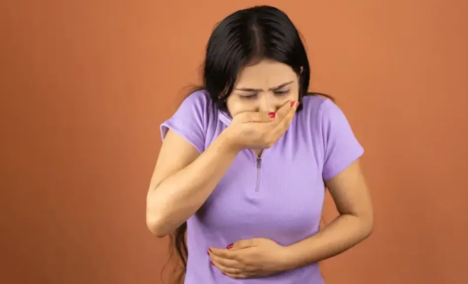 لون القيء الأخضر المائل للأصفر .. علام يدل؟