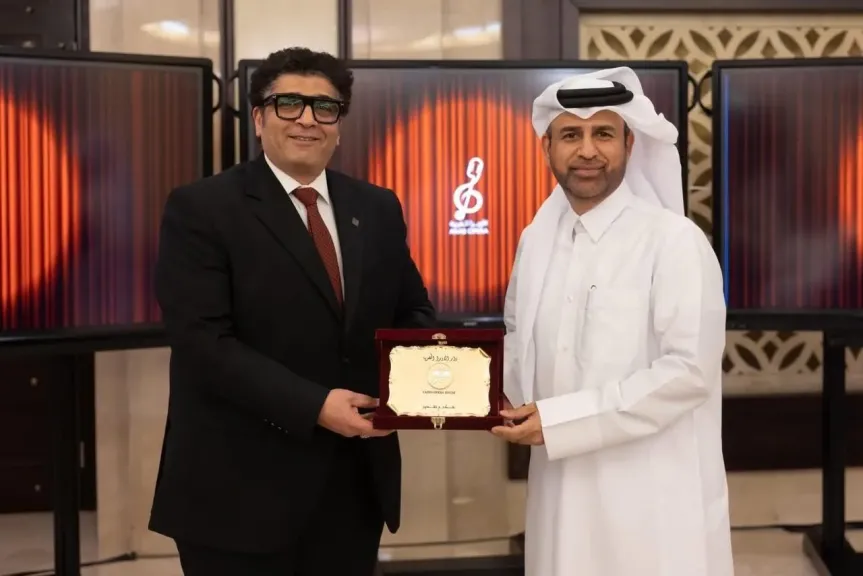 رئيس الأوبرا يتسلم درع تكريم مهرجان الأوبرا العربية الأول بالدوحة