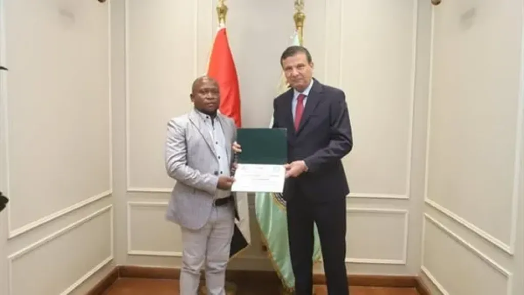 وزير الزراعة يُسلّم شهادات التخرج لمتدربين من 10 دول أفريقية