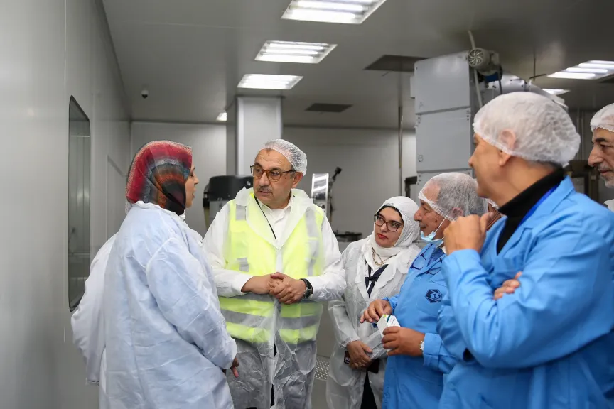وزير قطاع الأعمال يجري زيارة تفقدية لشركة القاهرة للأدوية لمتابعة سير العمل والإنتاج