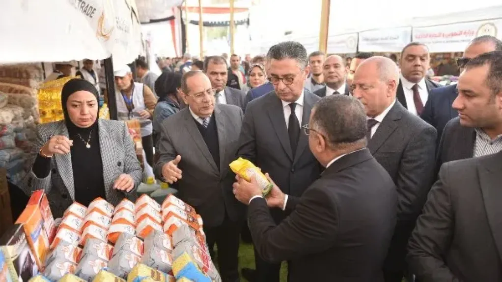 وزير التموين ومحافظ القاهرة يفتتحان سوق ”اليوم الواحد” بالمرج.. صور