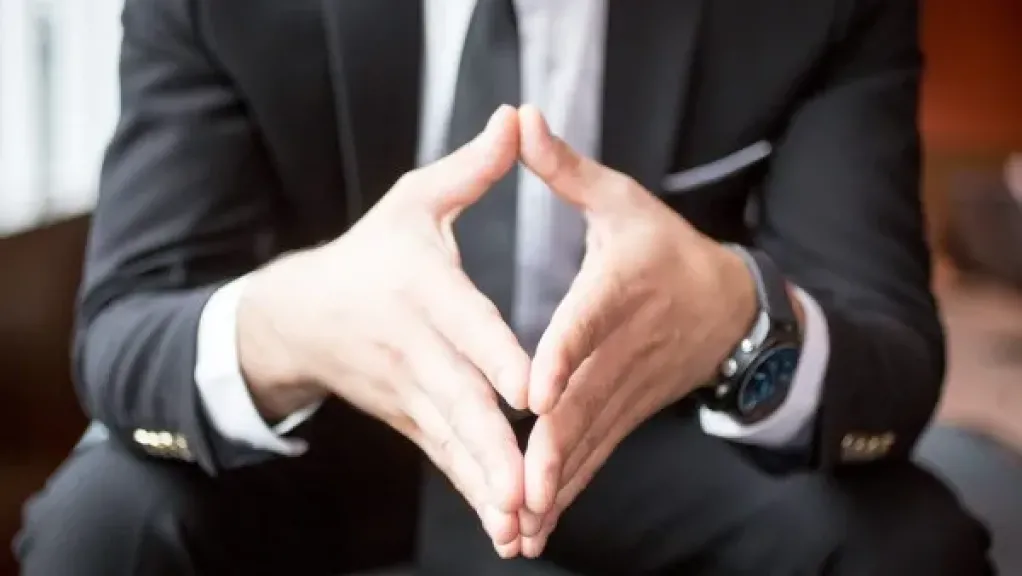 منها اتساع العين .. كيف تقرأ الحالة النفسية للشخص من لغة الجسد؟