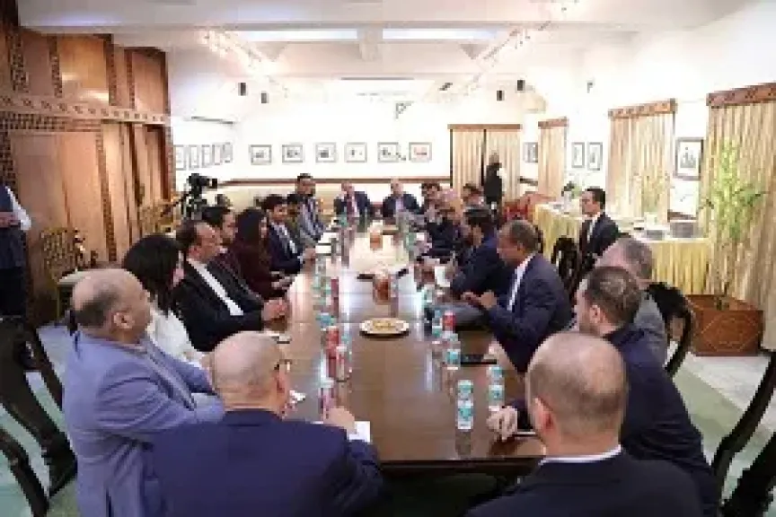 محافظ أسيوط يبحث تعزيز التعاون الاستثماري مع غرفة تجارة الهند ويعلن الاستعدادات لمنتدى اقتصادي