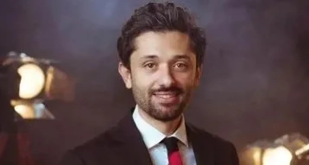 كريم محمود عبدالعزيز ينشر الأغنية الدعائية لفيلم طلقني