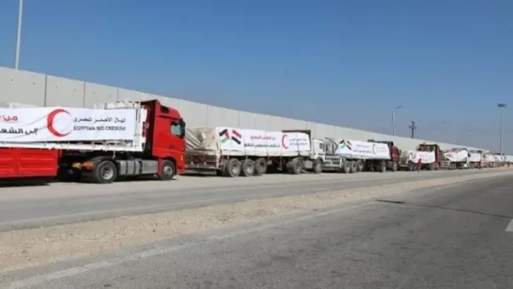 قافلة المساعدات الـ95 تدخل إلى الفلسطينيين بقطاع غزة