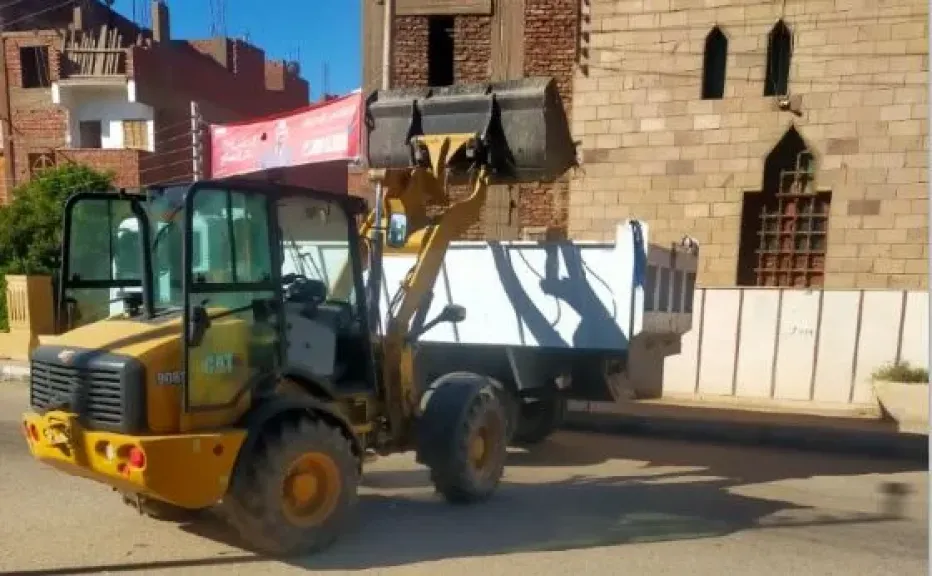 رفع 1000 طن من المخلفات والتصدي لأربع حالات تعد بالبناء المخالف بإسنا جنوب الأقصر