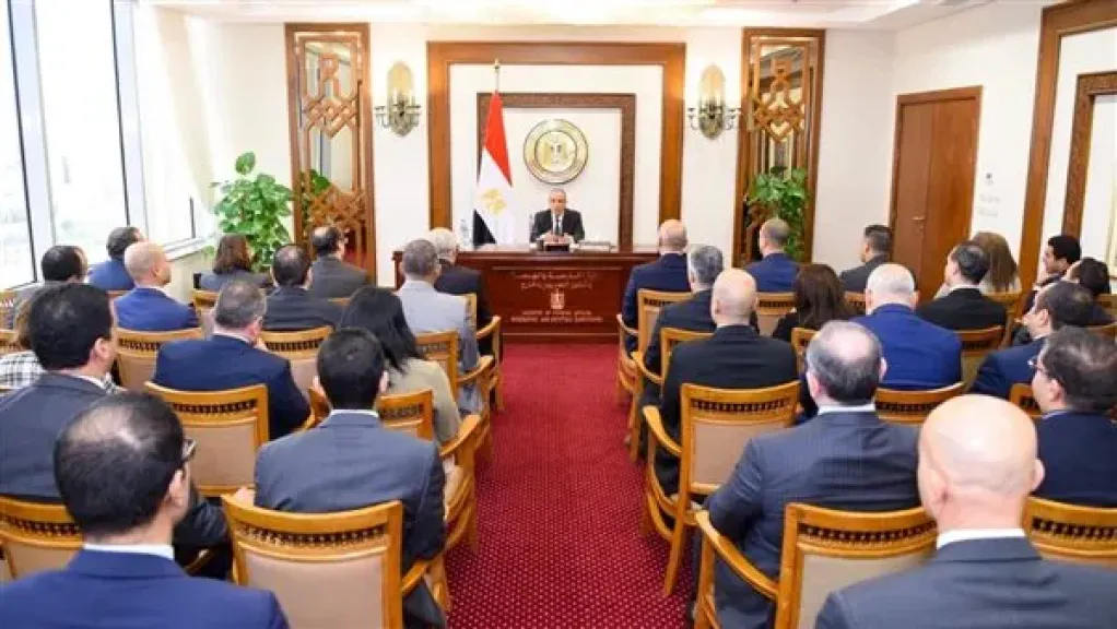 وزير الخارجية يجتمع مع قيادات الوزارة لبحث التطورات الإقليمية والدولية