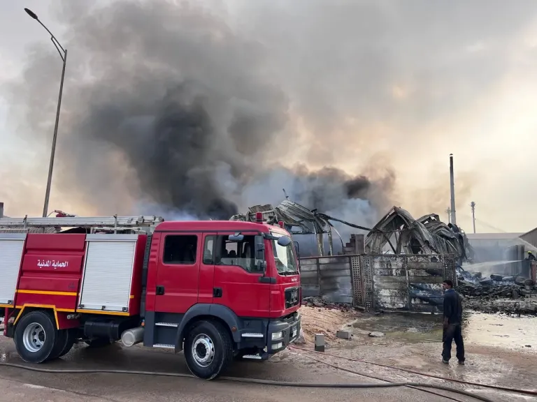 حريق مصنع مواد غذائية والحماية المدنية تسيطر على النيران في أكتوبر
