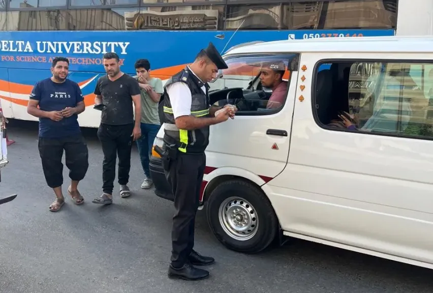 التحفظ على مركبة مخالفة وضبط محكوم عليهم في حملات مرورية إضافية