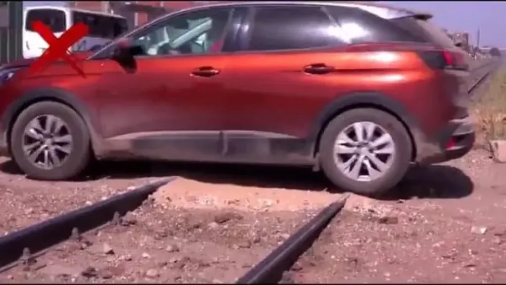 النقل تناشد المواطنين عدم إقامة معابر غير شرعية على قضبان السكك الحديدية