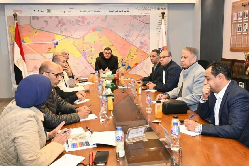 وزير الإسكان يعقد اجتماعاً بمقر جهاز مدينة الشيخ زايد لاستعراض خُطط تطوير الطرق والمحاور