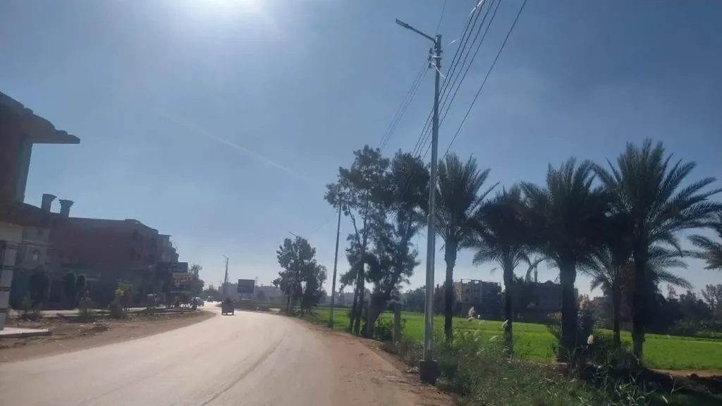 محافظ كفر الشيخ يتابع تركيب كشافات الإنارة لأعمدة الكهرباء الجديدة بطريق إريمون