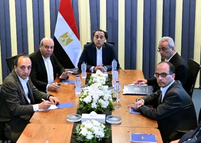 رئيس الوزراء يناقش الرؤية الشاملة وإستراتيجيات تطوير «مصر للطيران»