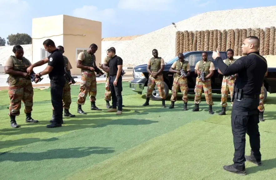 القوات المسلحة بالتعاون مع وزارة الخارجية تنظم دورة تدريبية للكوادر من الدول الإفريقية.. صور
