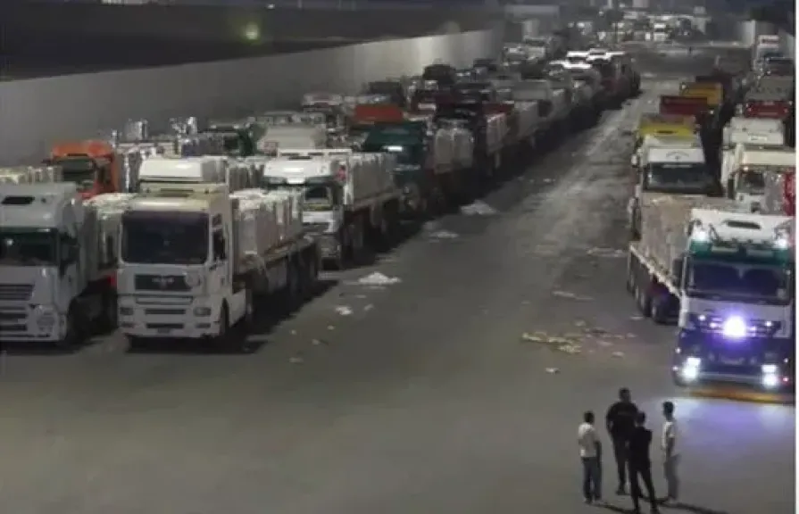تحرك شاحنات القافلة الـ98 تمهيدًا لدخولها من مصر إلى غزة عبر معبر كرم أبو سالم