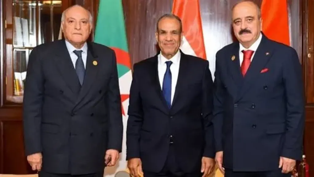 وزير الخارجية يعقد اجتماعاً ثلاثيا حول ليبيا مع نظيريه الجزائري والتونسي