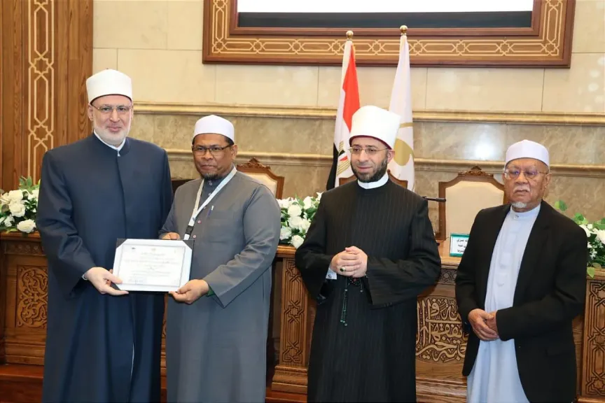 وكيل الأزهر يلقي محاضرة لعلماء ماليزيا حول ”منهج التعامل مع الشبهات”.. صور