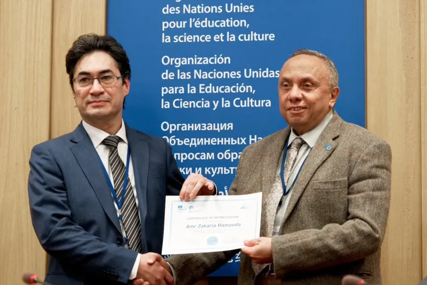 اليونسكو تُكرم عمرو حمودة في احتفالية مرور 20 عامًا للمجموعة الحكومية الدولية في باريس.. صور