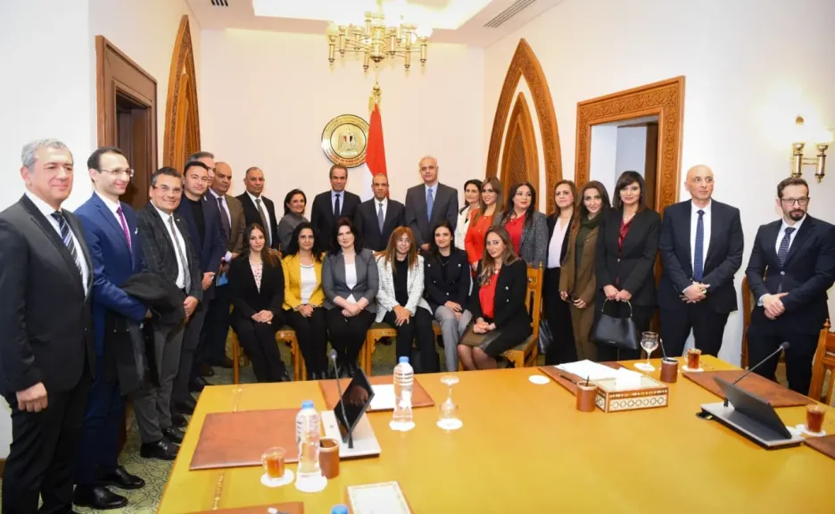 وزير الخارجية يستقبل رئيس الهيئة الوطنية للإعلام ومذيعي التليفزيون المصري.. صور