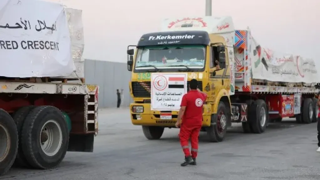 اليوم.. الهلال الأحمر يطلق القافلة الـ 100 لدعم أهالي غزة