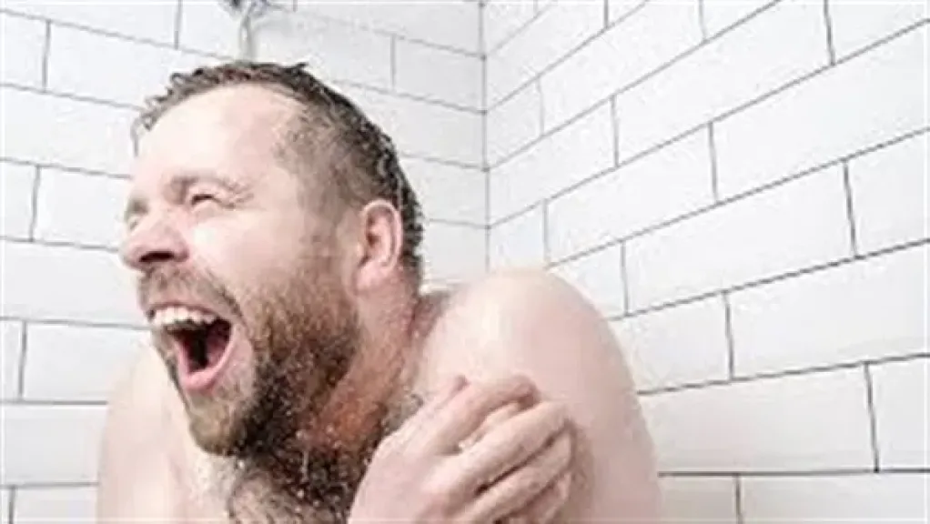 استشاري يحذر من كارثة تحدث للجسم حال الاستحمام بالمياه الباردة