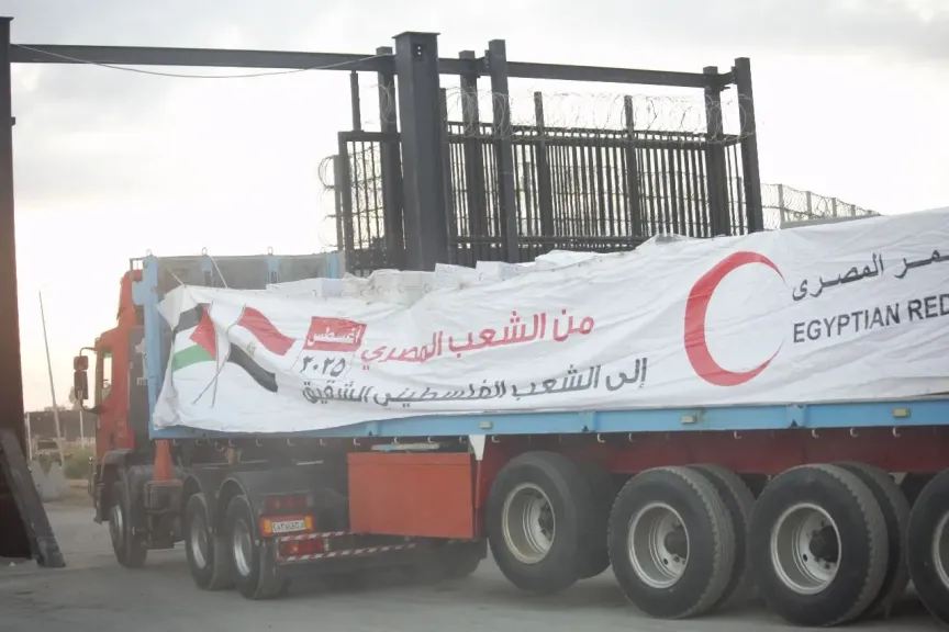 الهلال الأحمر: توزيع أكثر من 7.8 مليون سلة غذائية لغزة بقافلة «زاد العزة»