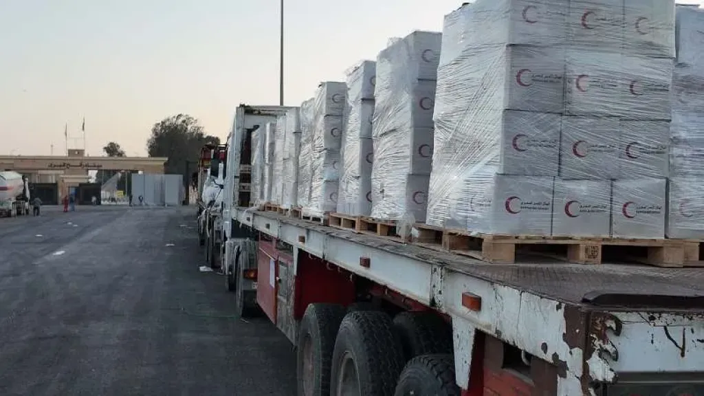 قافلة المساعدات الـ101 تدخل إلى الفلسطينيين في قطاع غزة